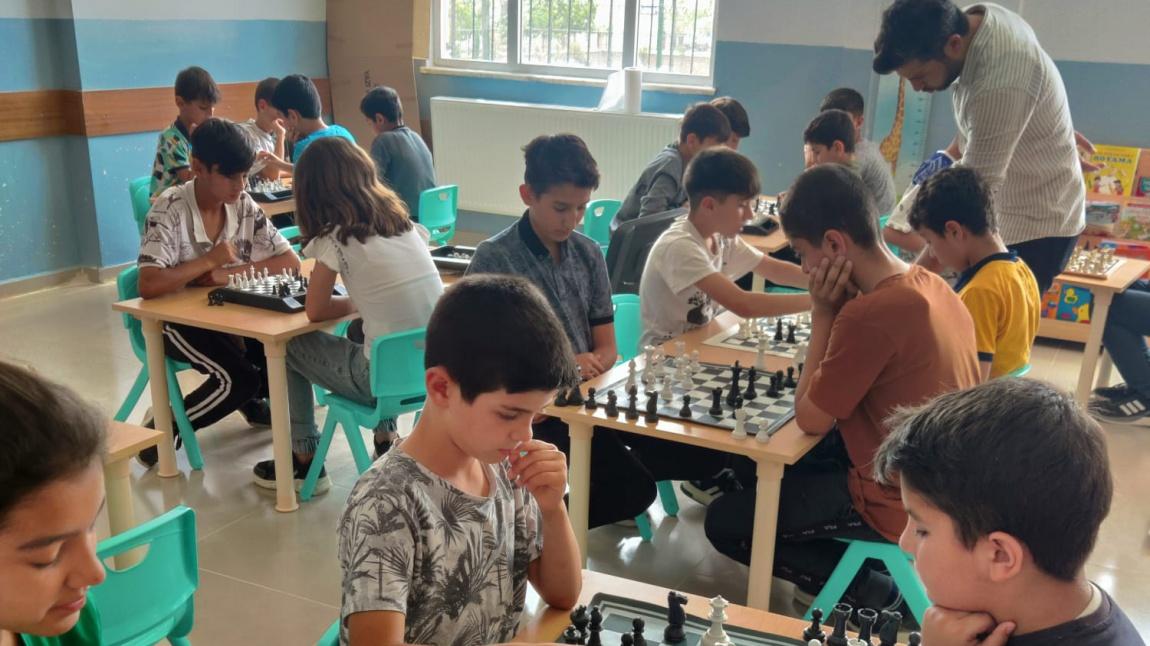 Okulumuzda sınıflar arası satranç turnuvası düzenlenmiştir.