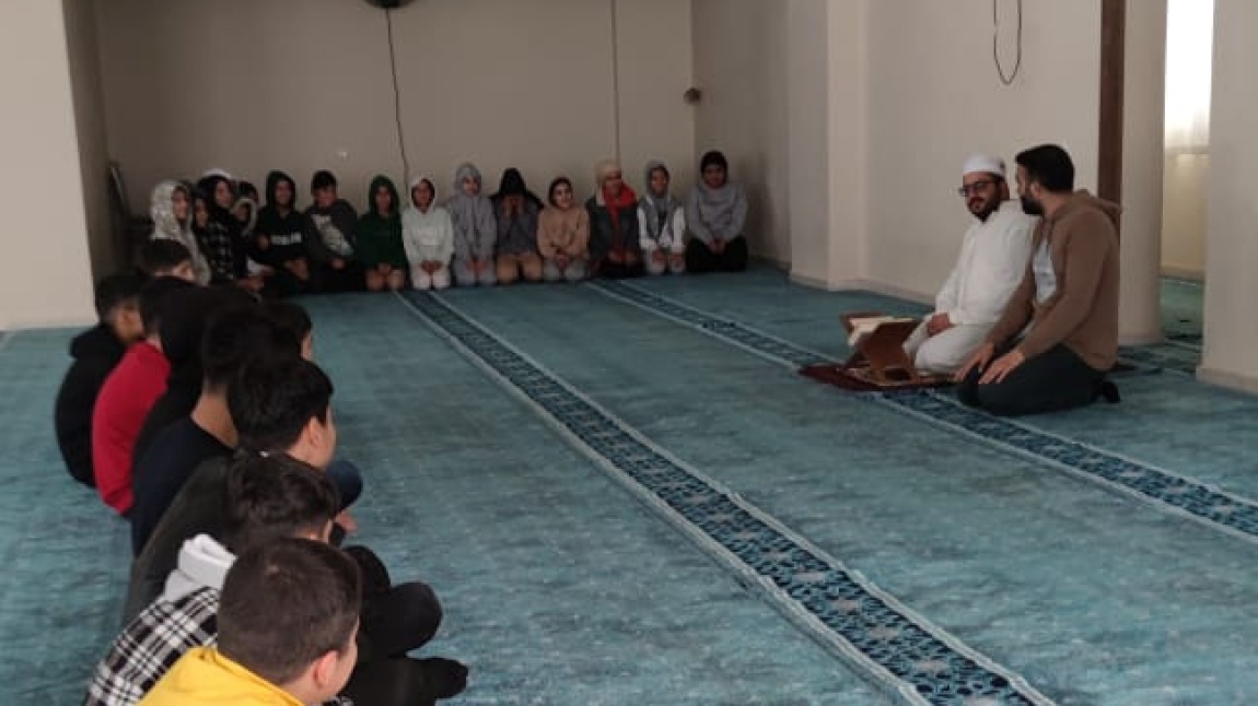 Çedes programı kapsamında öğrencilerimize cami imamımız tarafından merhamet konusu hakkında bilgi verilmiştir.